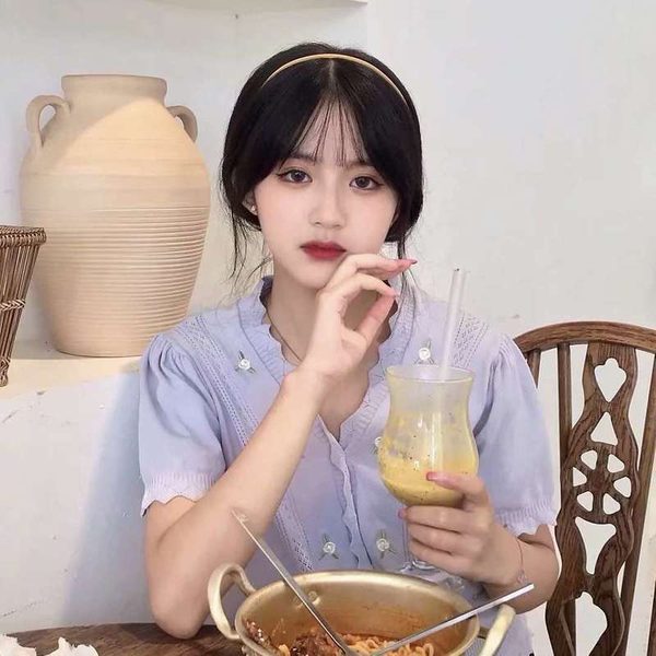 背对背拥抱